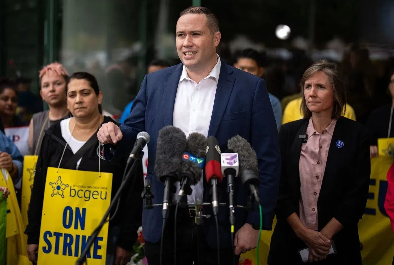B.C. government workers step up job action by targeting local mining sector