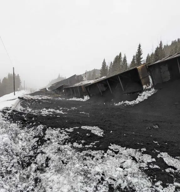 Coal train derails near Elkford, B.C., blocking roadway
