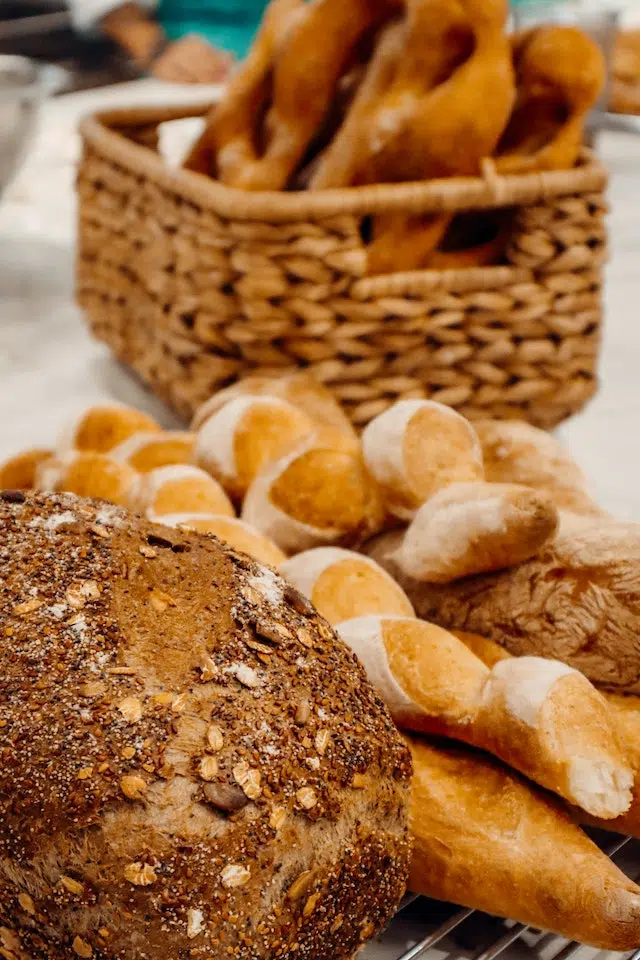 So That’s Why Restaurants Give You Bread Or Chips Before Your Meal