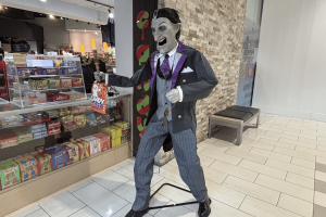 An animatronic vampire with a "Candy Here" sign outside of Candy Heaven in Southcentre Mall.