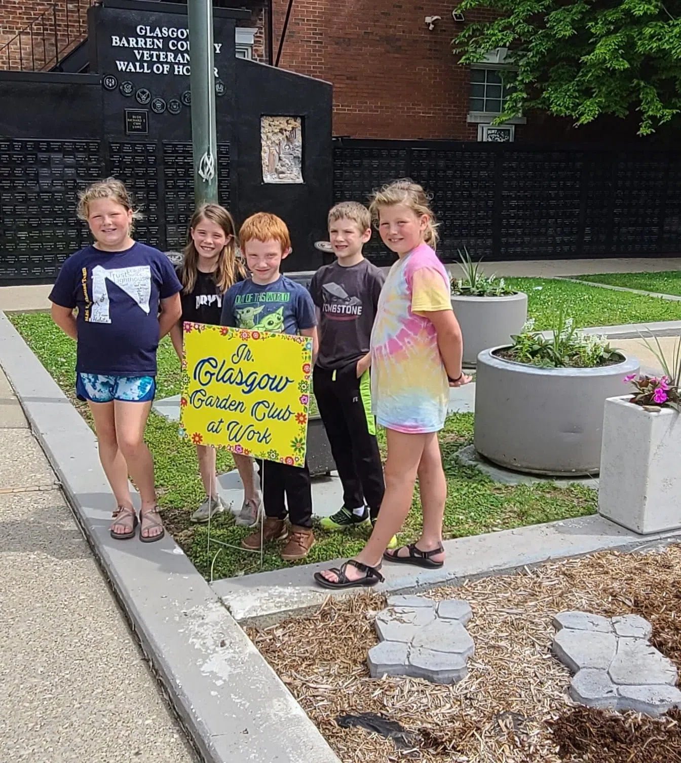 Jr. Garden Club beautifies Veterans Wall Glasgow News 1
