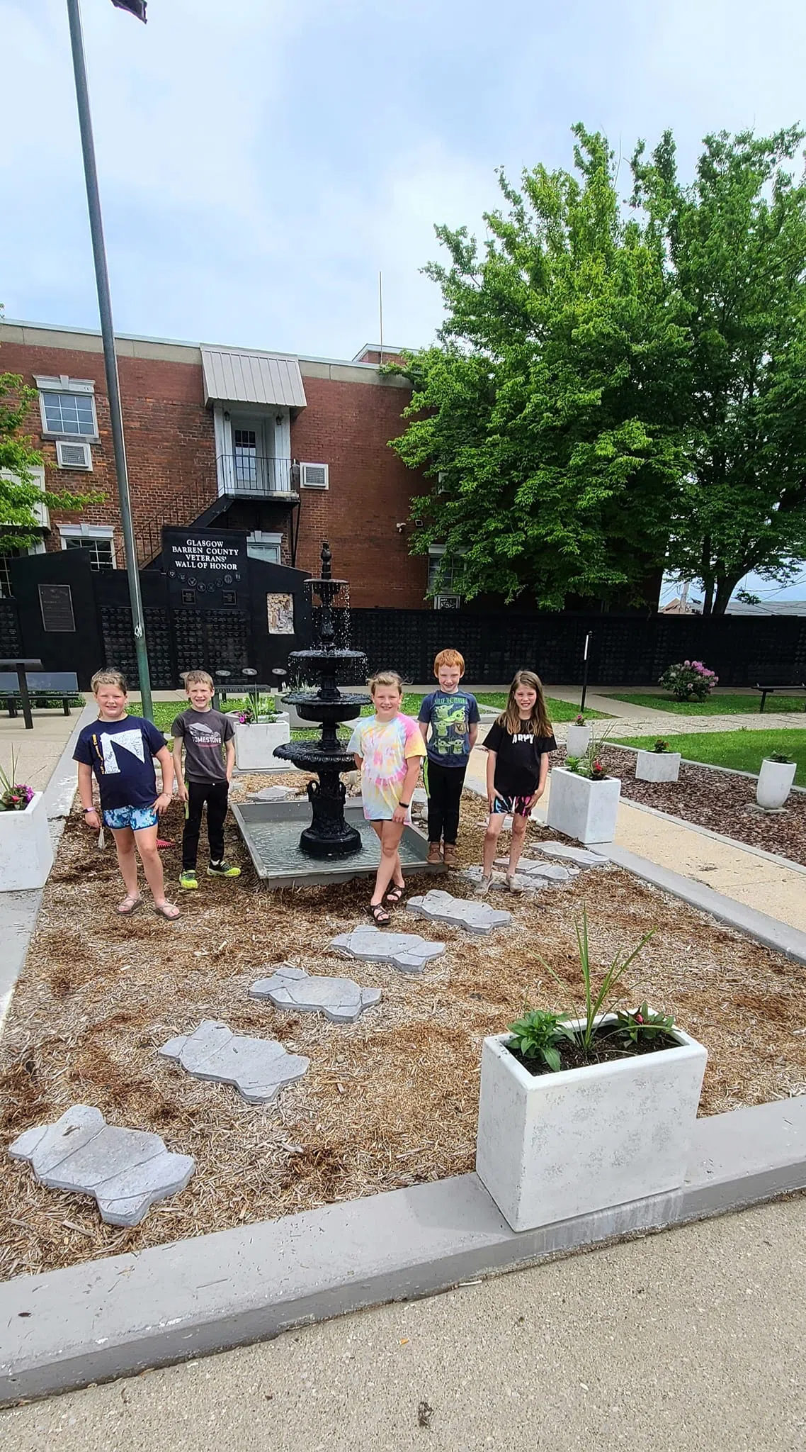 Jr. Garden Club beautifies Veterans Wall Glasgow News 1