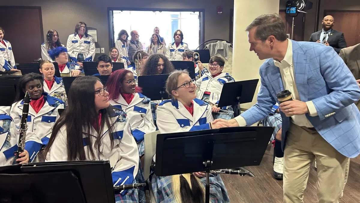 Beshear touts Tate at Glasgow stop