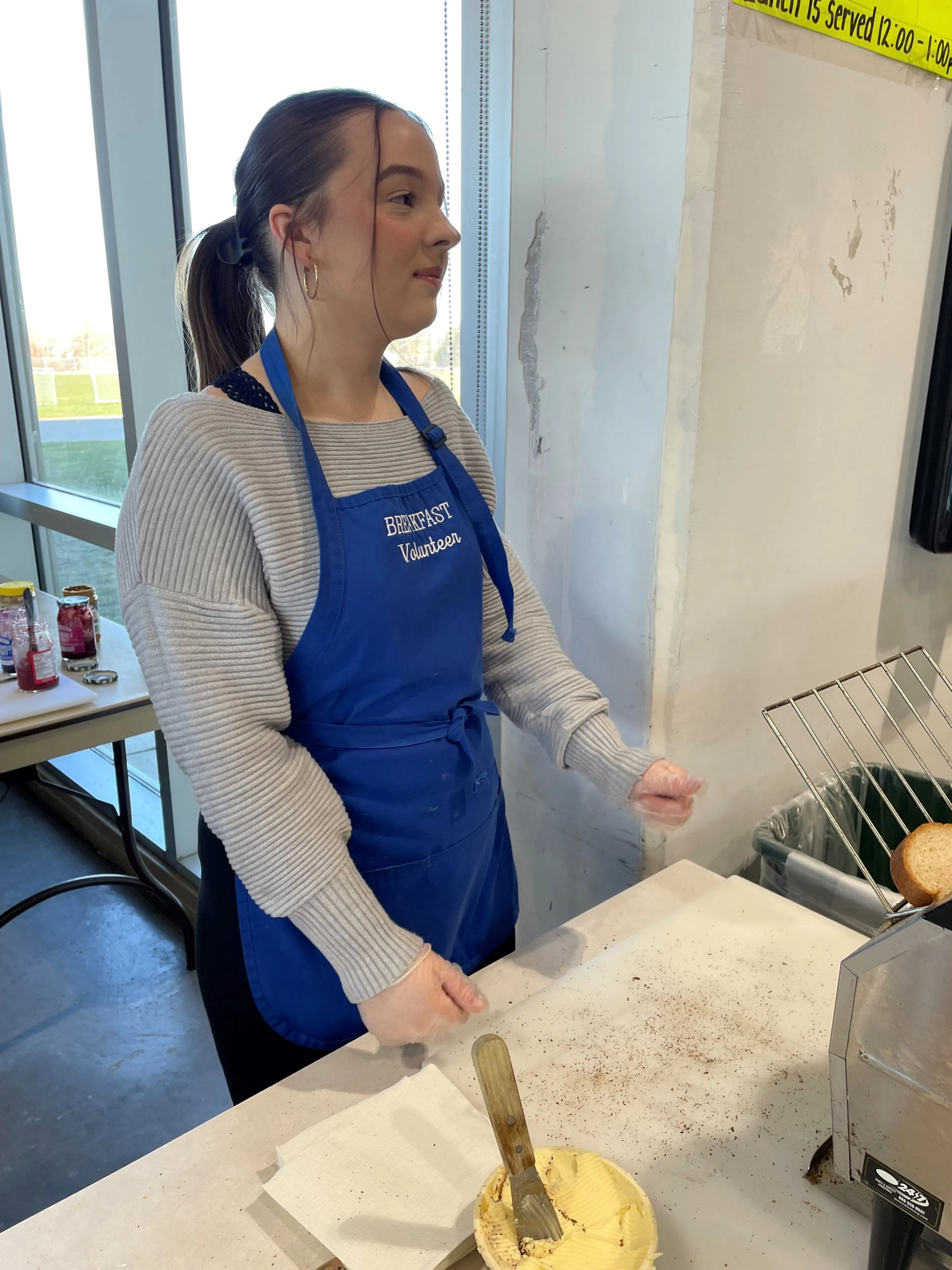 YCMHS student ups breakfast game