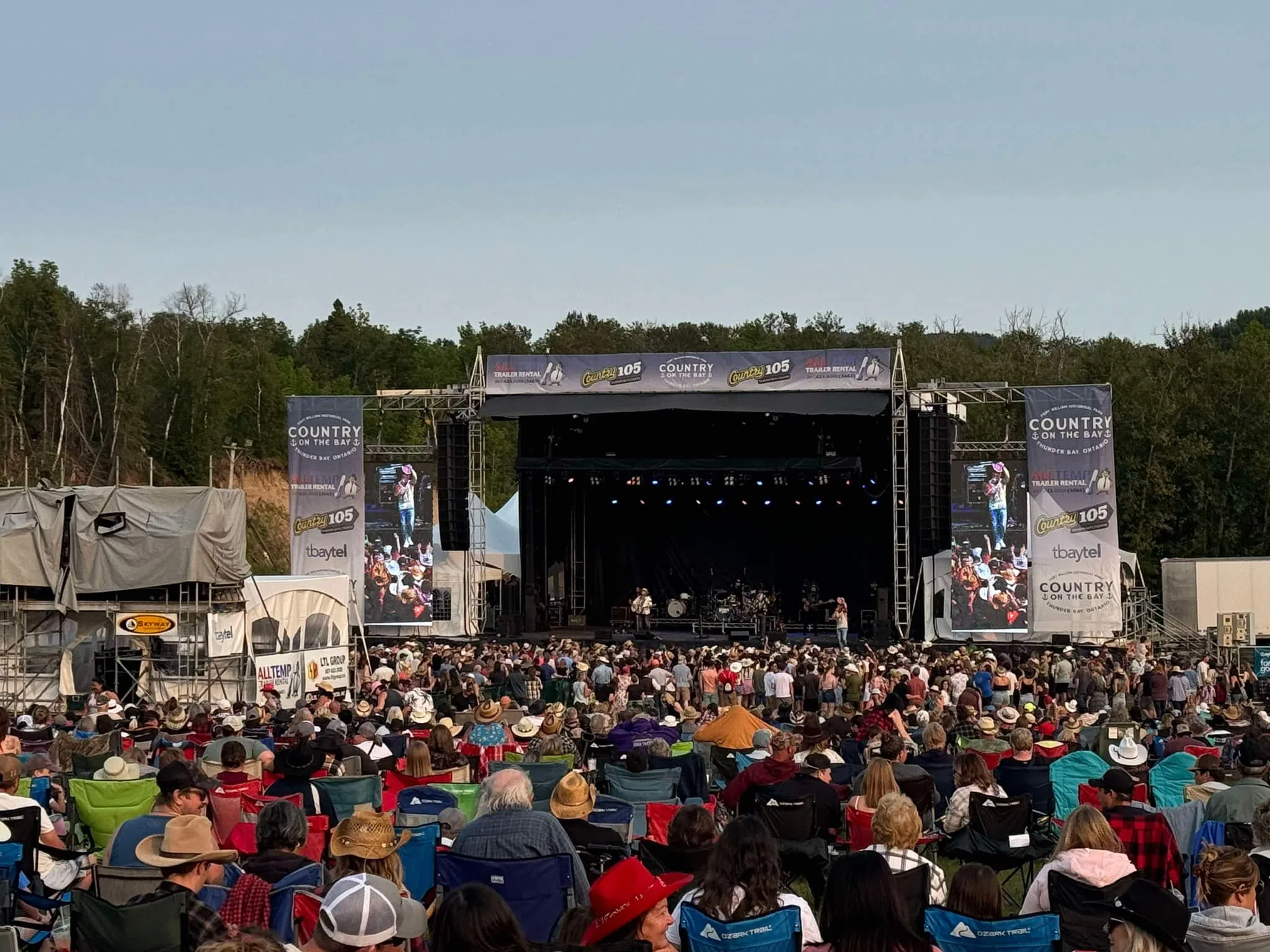 Crowds in the thousands attend Country on the Bay