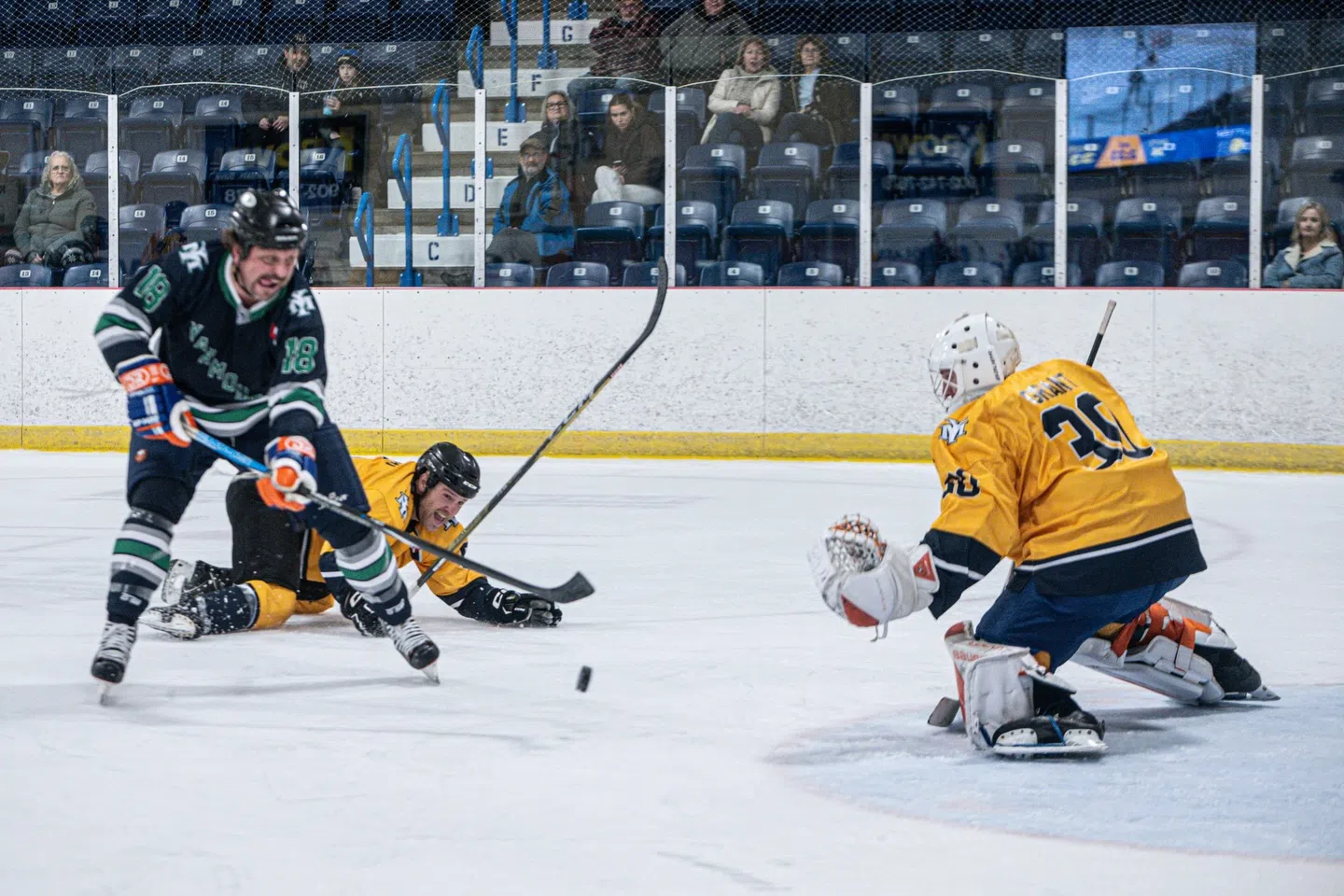 Mariners alumni put on show for fans