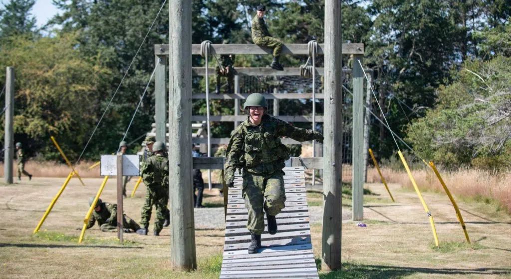 Bold Eagle participant on a military training obstacle course in Wainwright (Photo Credits – Canadian Armed Forces)