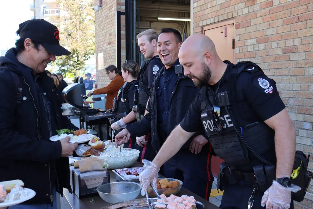 Edmonton Police Officers serving Lunch to the community and students at the Boyle Street Education Centre (Photo Credits – Daniel Barker-Tremblay)