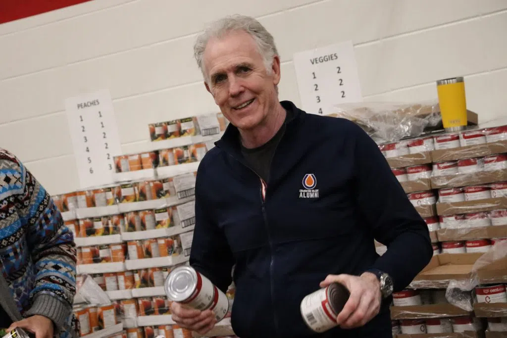 Craig McTavish, Edmonton Oilers Alumni all smiles at the Christmas Bureau of Edmonton making Holiday Hampers (Photo Credits – Daniel Barker-Tremblay)