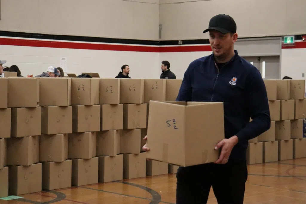 Edmonton Oilers Alumni carrying a hamper ready for distribution for the Christmas Bureau (Photo Credits – Daniel Barker-Tremblay)