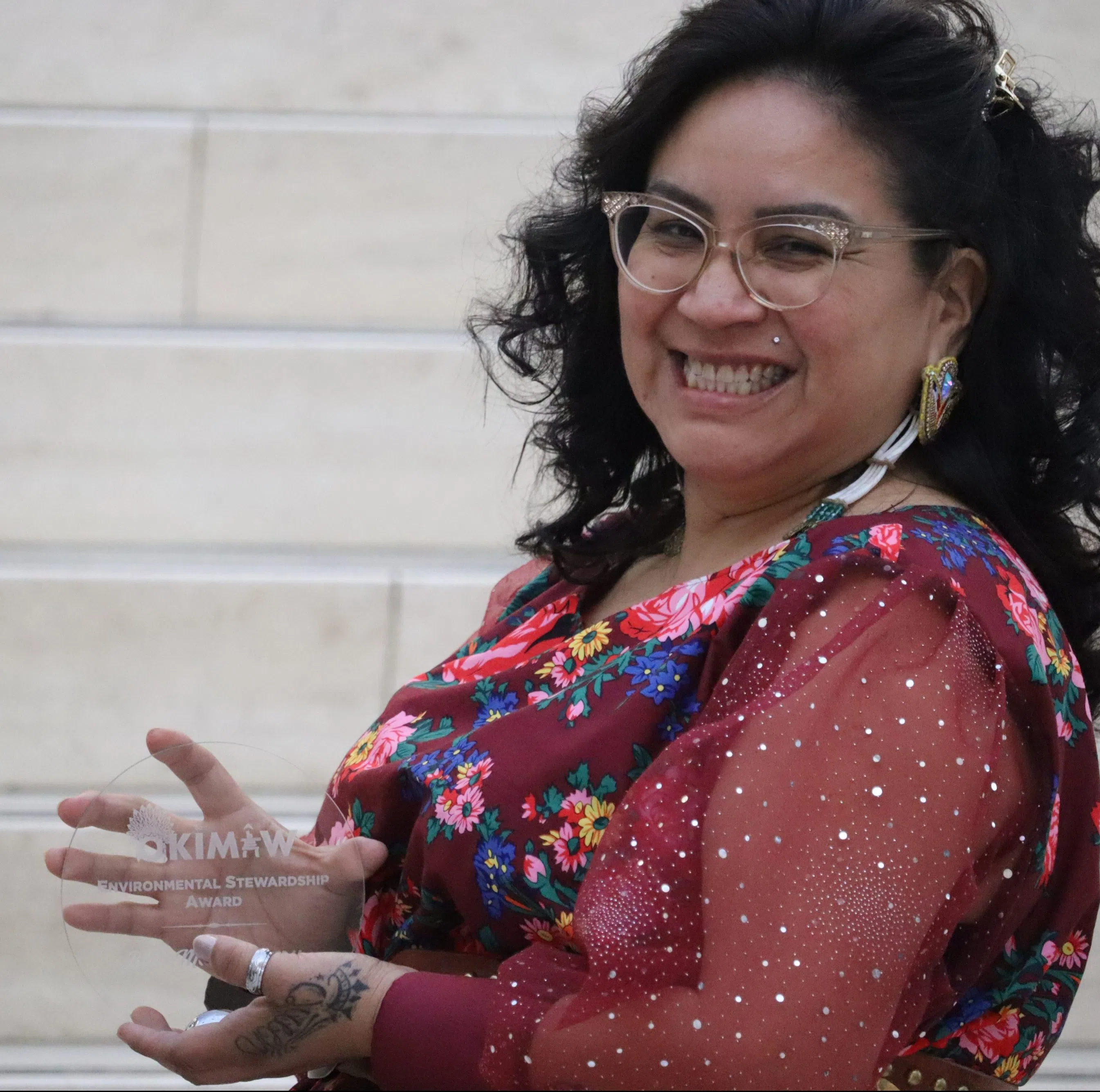 Janice Randhile, founder of the Okimaw Awards holding a Okimaw Award in her hands (Photo Credits – Daniel Barker-Tremblay)