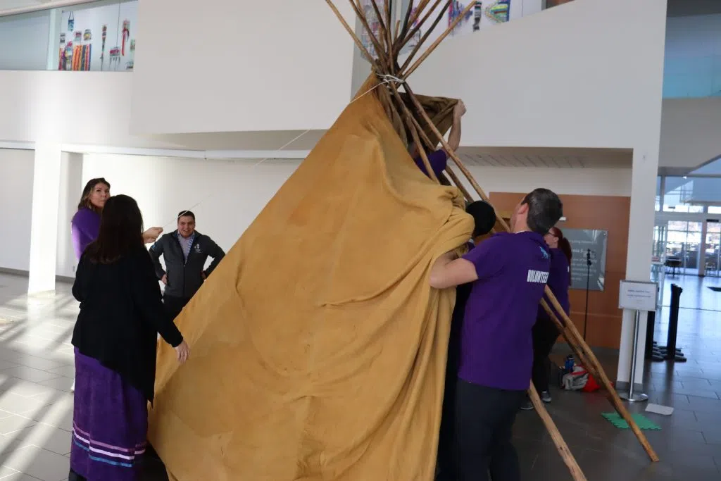 Warren Nekurak and AWG Volunteers putting together a Tipi inside the Teresa Sargent Hall (Photo Credits - Daniel Barker-Tremblay)