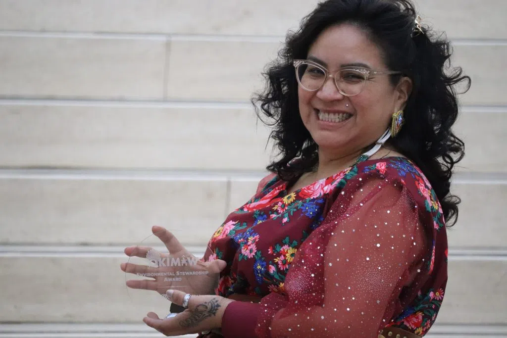 Janice Randhile, founder of the Okimaw Awards holding a Okimaw Award in her hands (Photo Credits - Daniel Barker-Tremblay)
