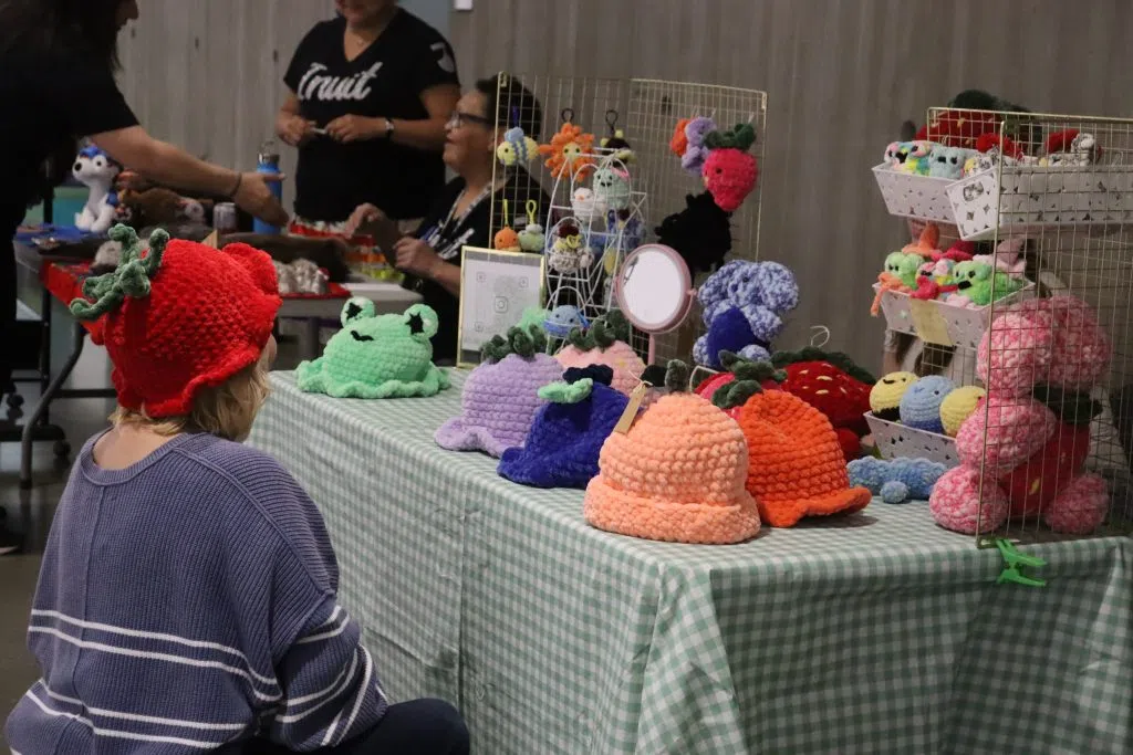 MacEwan Student checking out Indigenous Artisan Table (Photo Credits - Daniel Barker-Tremblay)