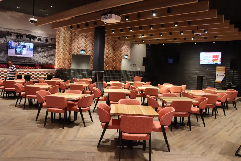 Lounge and entertainment area inside the Bear Hills Casino and Travel Resort (Photo Credits - Daniel Barker-Tremblay)