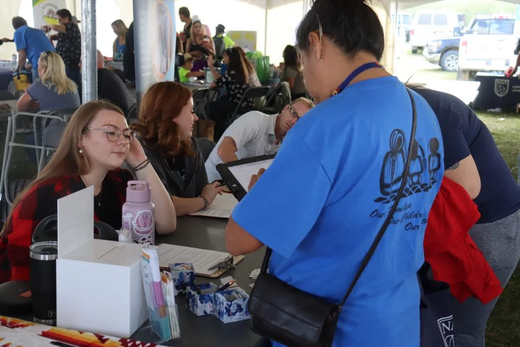 Alexander First Nation Resident inquiring about a health service at the Alexander First Nation Health Fair (Photo Credits - Daniel Barker-Tremblay)