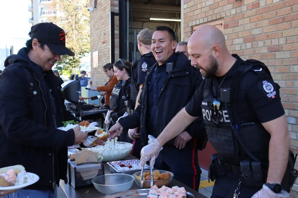 Edmonton Police Officers serving Lunch to the community and students at the Boyle Street Education Centre (Photo Credits - Daniel Barker-Tremblay)