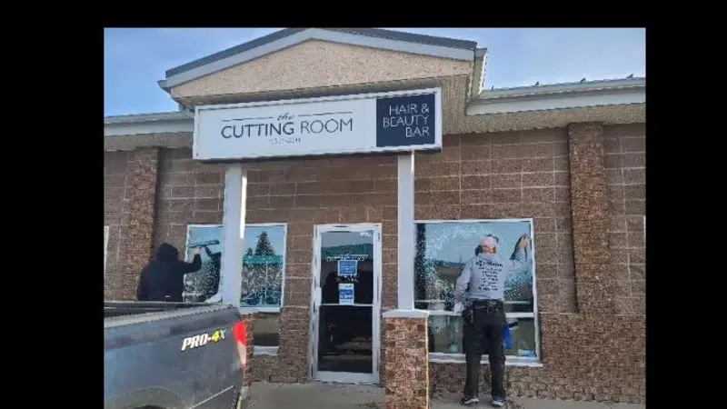 Medicine Hat man washes windows of salons to show support