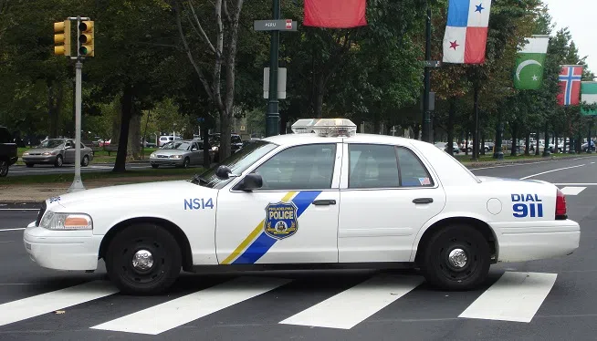 Philadelphia_Police_-_cruiser_on_Ben_Franklin_Parkway