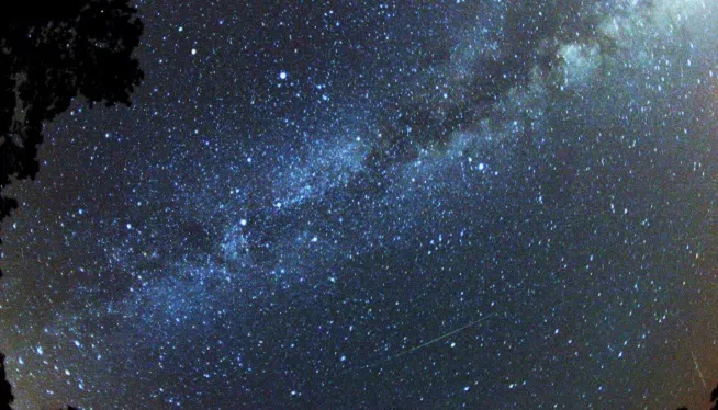 Perseid_and_Milky_Way