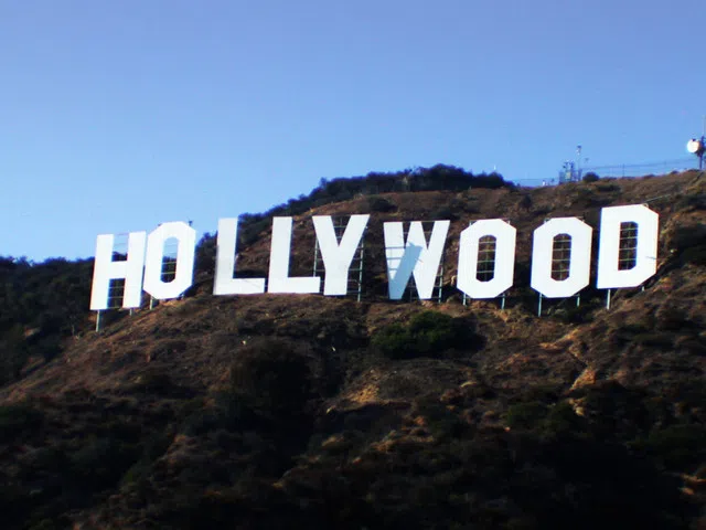 hollywood-sign-2-2004-1235306-640x480