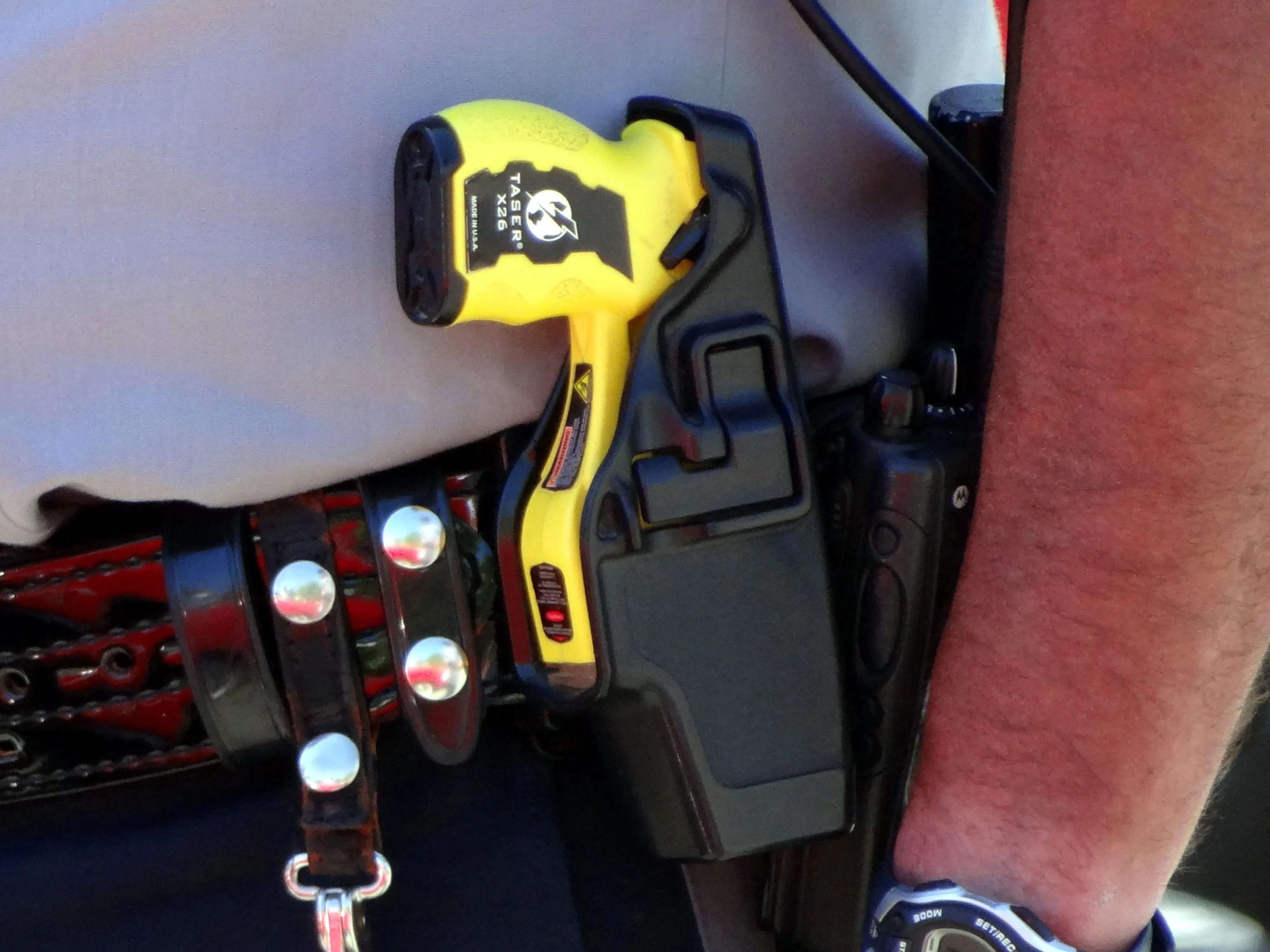 POLICE OFFICER-TASER 1B