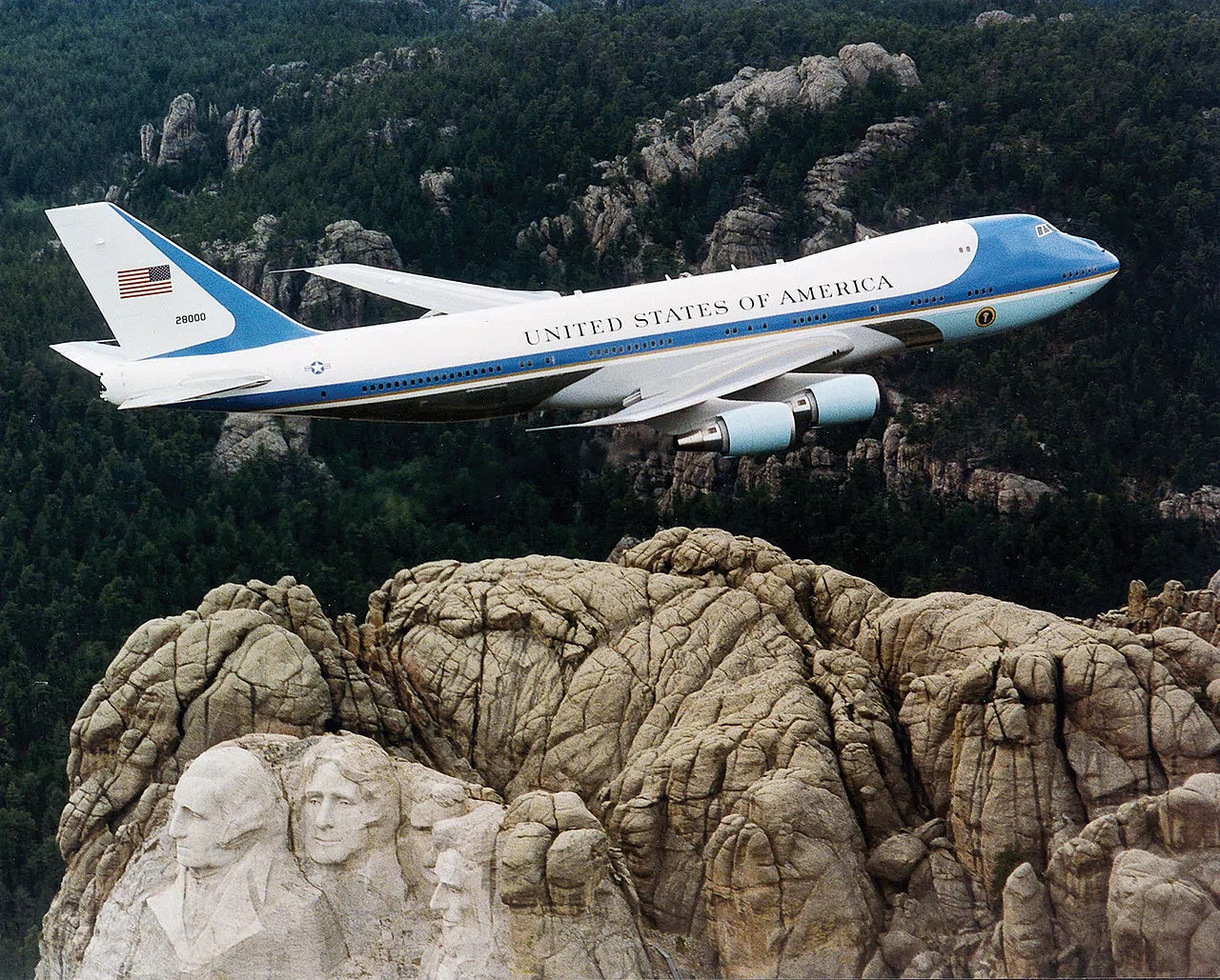 1280px-air_force_one_over_mt-_rushmore