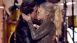 151123104552-meghan-trainor-charlie-puth-ama-kiss-exlarge-tease