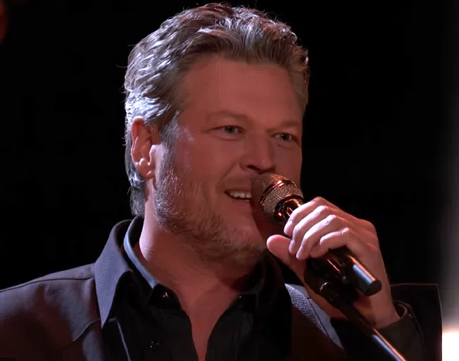 Blake Shelton singing on 'The Voice Season 17'
