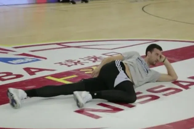 Frank Kaminsky does the Dougie From: youtube