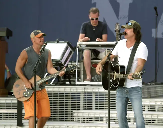 (L-R) Kenny Chesney and David Lee Murphy