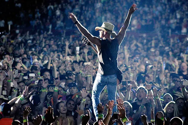 Kenny Chesney performing