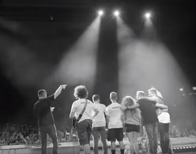 Rascal Flatts perform with students from School of Rock