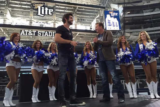 Thomas Rhett and Shawn Parr with Cowboys Cheerleaders at AT&T Stadium