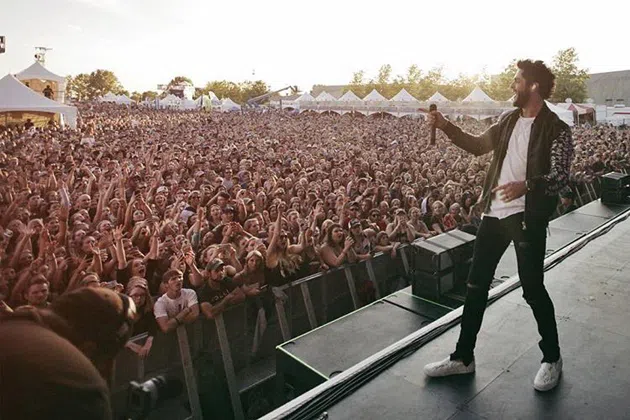 Thomas Rhett on stage