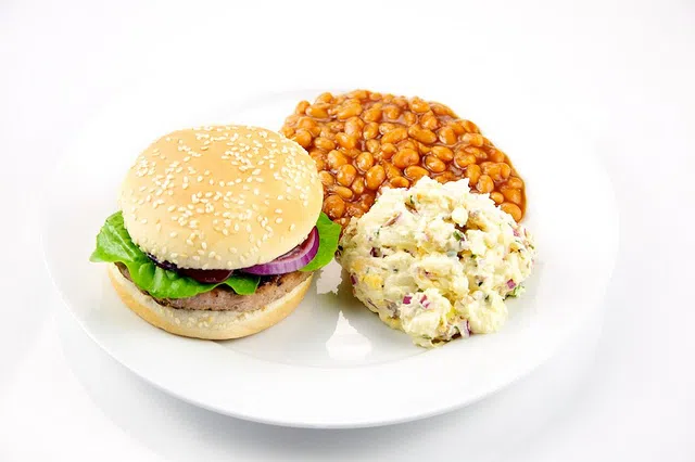 Keep hot food away from cold food (Flickr/The Culinary Geek)