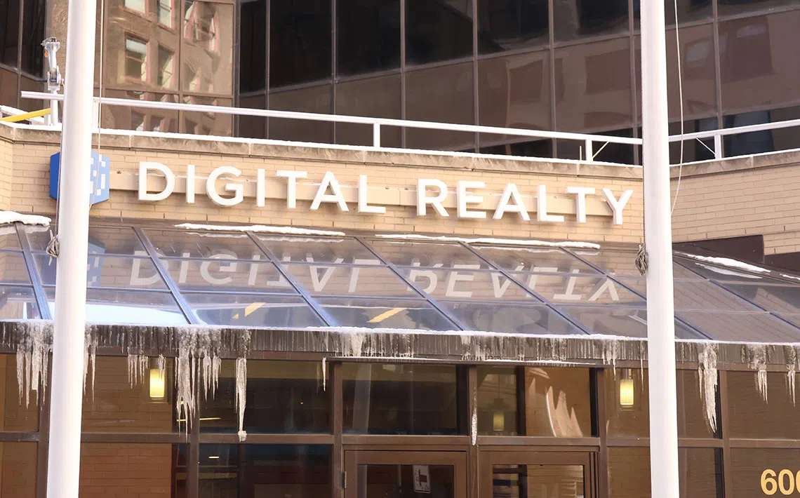 While the AI race sparked heightened interest in data centers, most of the centers in the state are multi-tenant retail centers — shared by numerous organizations and highly connected with telecommunications, cloud computing and other providers. The Digital Realty center on Chicago’s South loop is an example. (Medill Illinois News Bureau photo by Gabriel Castilho)
