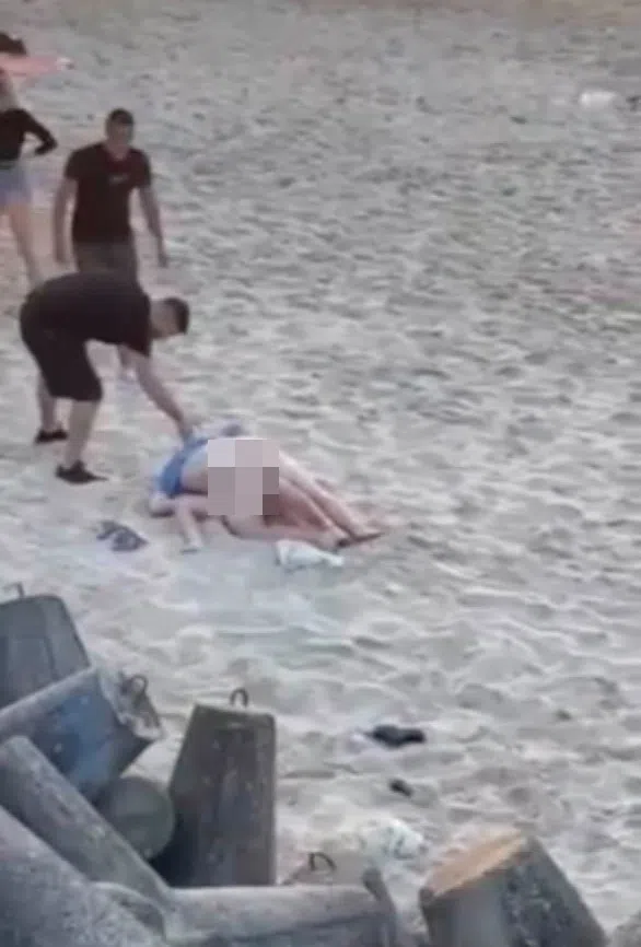 Initially the couple remained undeterred despite attempts from onlookers to get them to stop