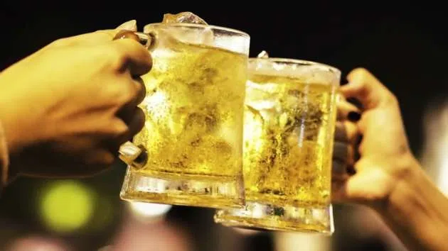 GETTY_072814_BeerCheers