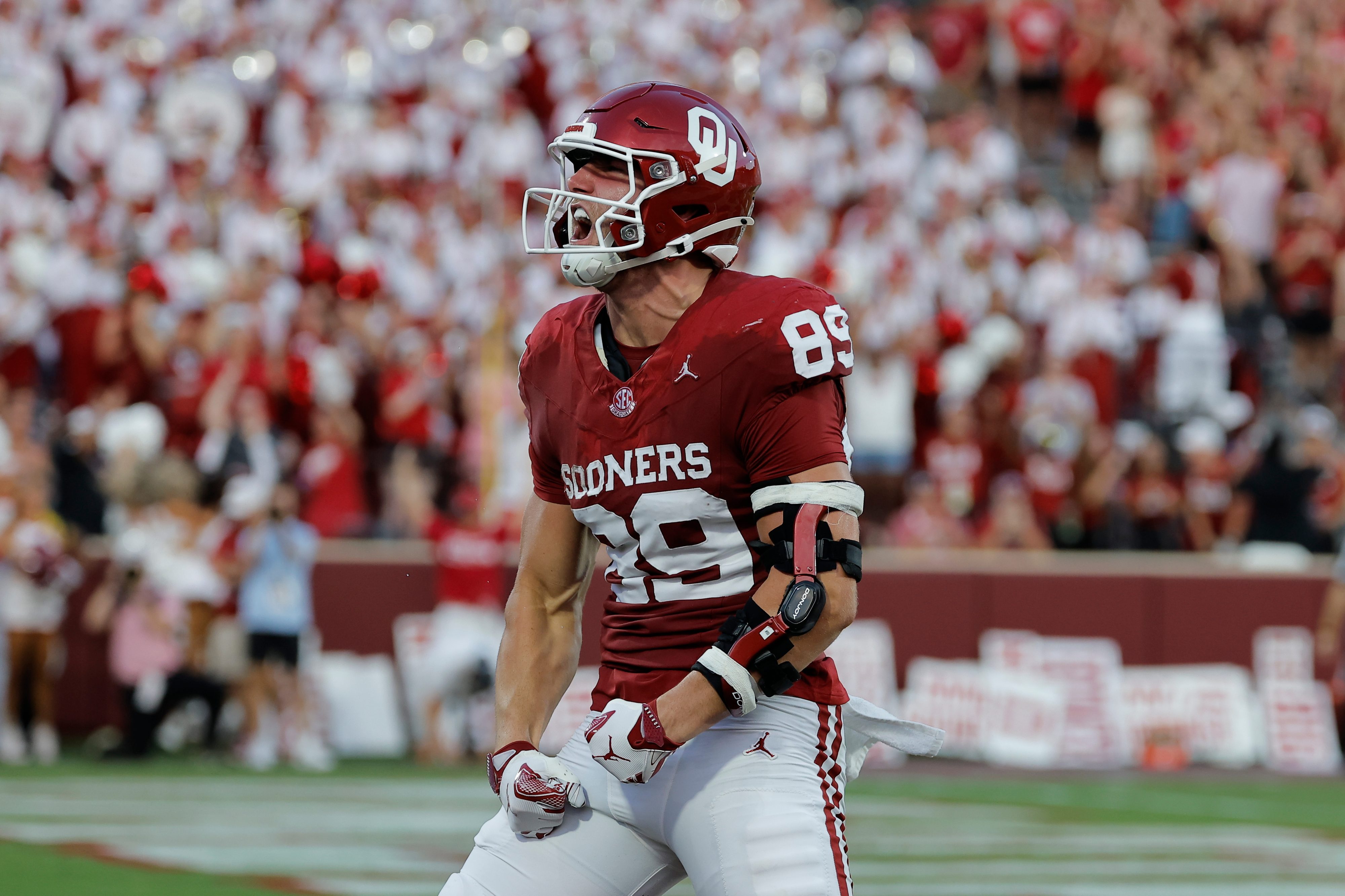 Oklahoma tight end Hayden Hansen (89) celebrates after running in for a touchdown