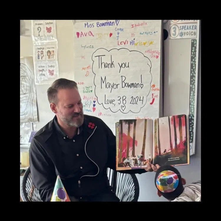 Sandy Bowman shares reading time with school children. Facebook image