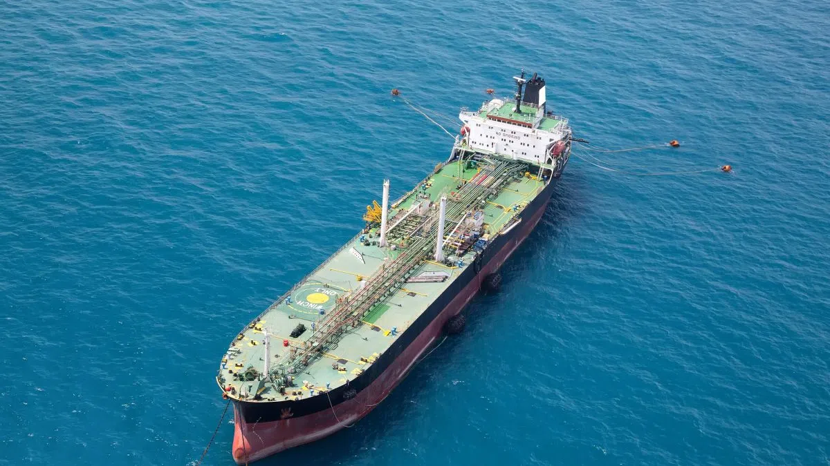 Brent Jumps, WTI Climbs as Iran Conflict Threatens Key Oil Shipping Route