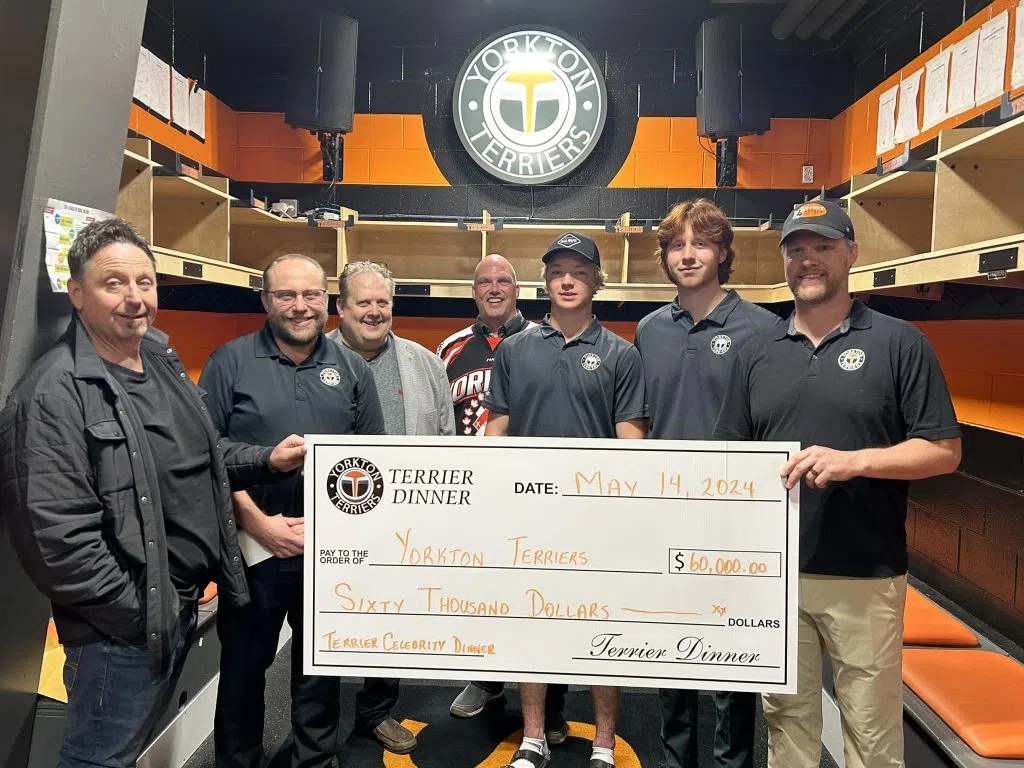 PICTURED (Left to Right): Dinner Board Member Jeff Sperling. Terrier board Member Curtis Malysh, Dinner board member Pat Koskie, Yorkton Kinsmen President Elmer Hollinger, Terrier players Tylan Henrikson & Jaxon Sperling and Terriers HC/GM Emery Olauson)