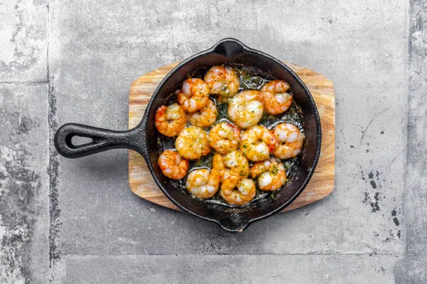 shrimps in a pan - cooking shrimp stock pictures, royalty-free photos & images