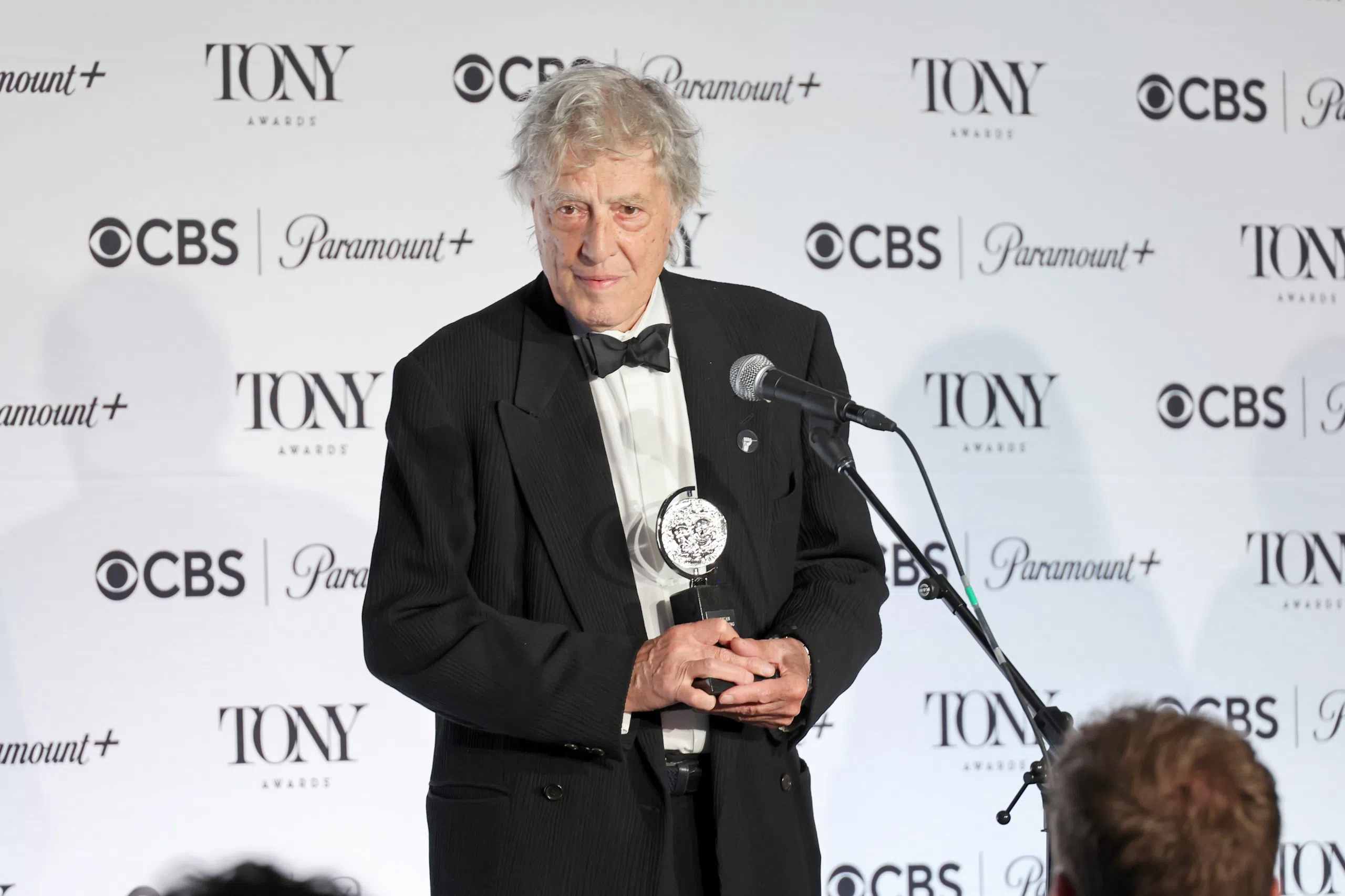 Tom Stoppard, sparkling playwright who won an Oscar for ‘Shakespeare In Love,’ dies at 88
