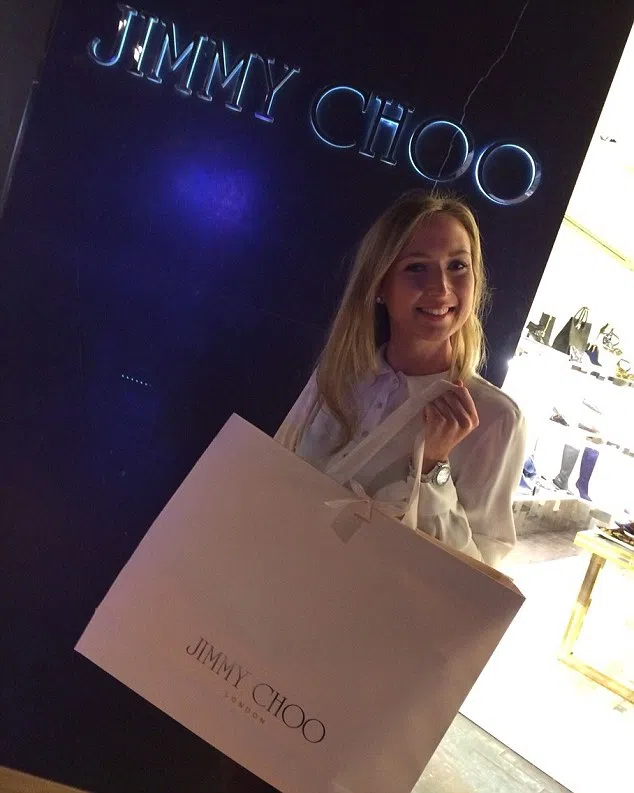 Emily, en la foto, admite que ella siempre ha sido una persona que le gusta ir a lugares agradables y vistiendo ropa bonita