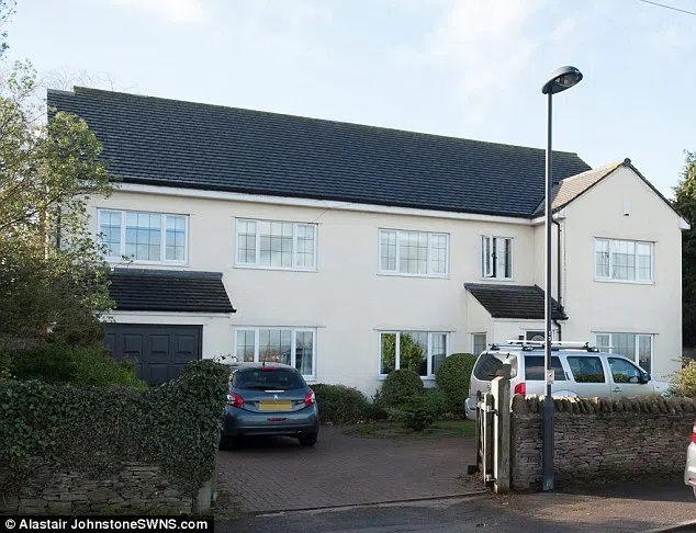 Linham dijo a su mujer que estaba de viaje por trabajo pero estaba secretando vida a su novia-a-ser la casa de Hayley (en la foto) - que está en el otro lado de Bristol de su domicilio conyugal con Liz