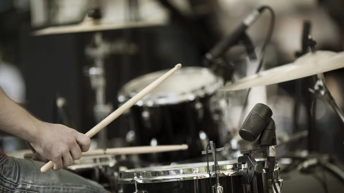 Rob Hirst , Longtime Drummer of Midnight Oil , Dies at Age 70