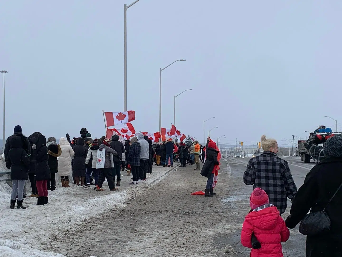 401 EB on-ramp shut down as pedestrians get onto highway