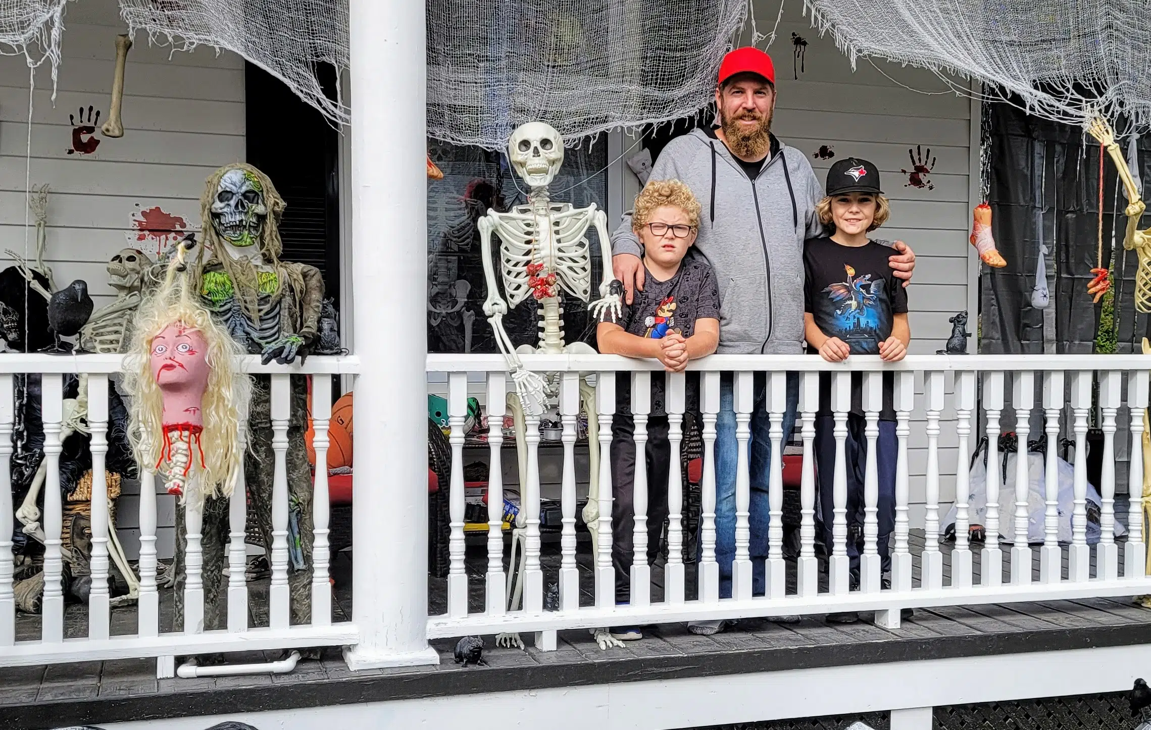 Johnston family brings Halloween spirit to the neighbourhood | 93.3 myFM